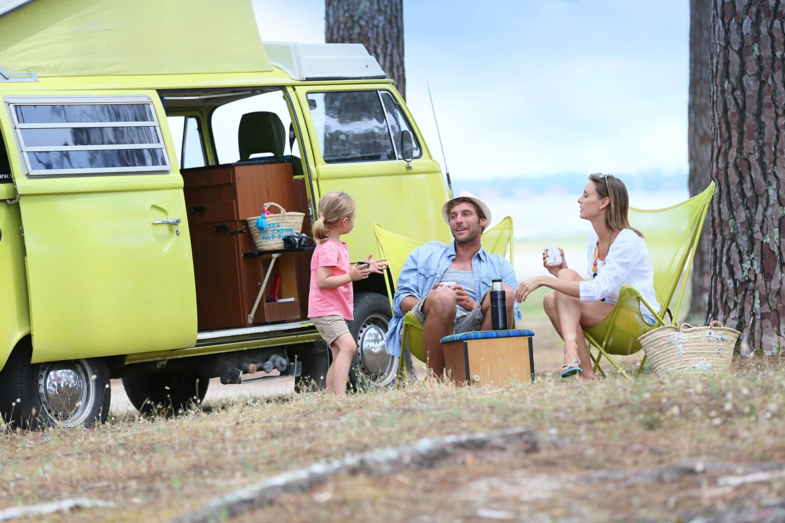 Family van. Happy Family Camper. Счастливая семья в van. Отдых на фургоне семьей.