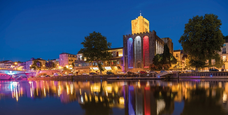 Ville d'Agde,  la perle noire de la Méditerranée, le fleuve Hérault et la cathédrale Saint-Etienne.